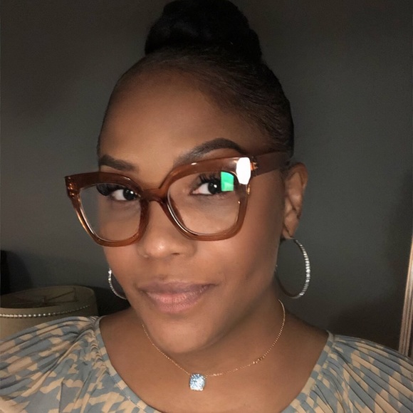 Meet your Posher, Monique “NIKI” - Picture 2 of 8